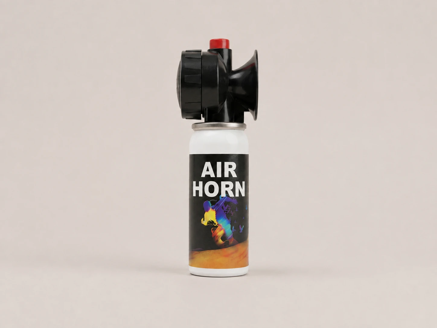 Witte persluchthoorn met zwarte bovenconstructie, rode knop en AIR HORN-label