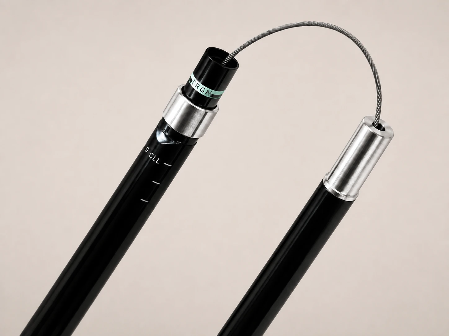 Detail van twee stoksegmenten die met een interne kabel verbonden blijven